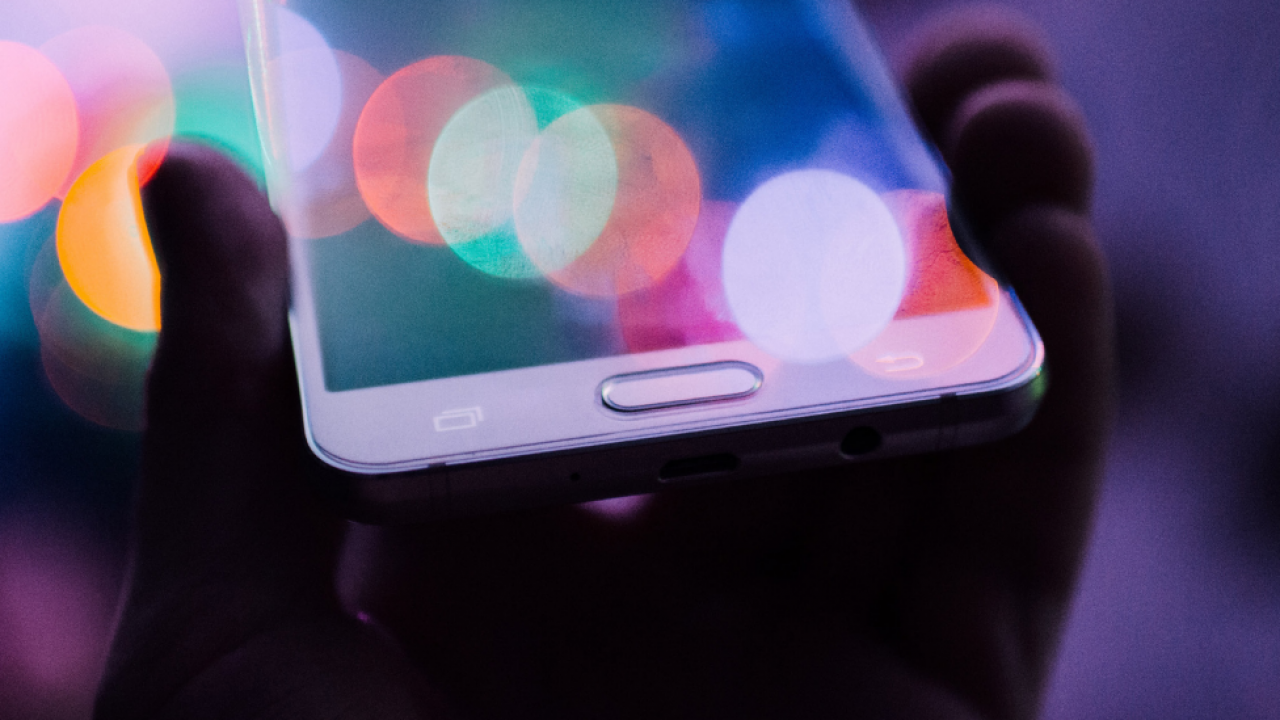 Ein Foto von einem Handy mit reflektierenden Lichtpunkten